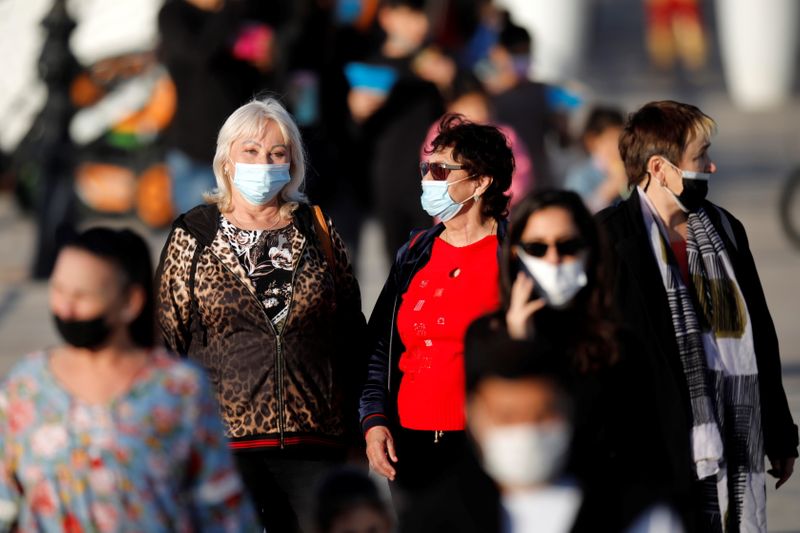 &copy; Reuters. نساء يضعن كمامات للوقاية من فيروس كورونا في مدينة عسقلان يوم 25 فبراير شباط 2021. تصوير: عامير كوهين - رويترز. 