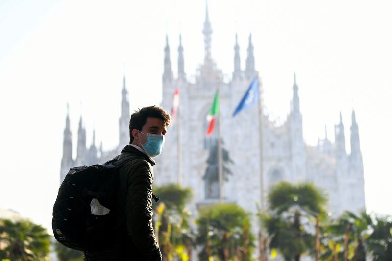 &copy; Reuters. رجل يضع كمامة للوقاية من فيروس كورونا في ميلانو بإيطاليا في صورة بتاريخ الخامس من مارس اذار 2021. تصوير: فلافيو لو سكالزو - رويترز. 