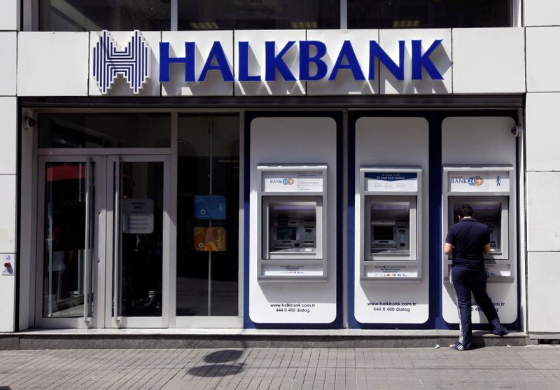 &copy; Reuters. FILE PHOTO: A customer uses an automated teller machine at a branch of Halkbank in Istanbul August 15, 2014.  REUTERS/Osman Orsal 