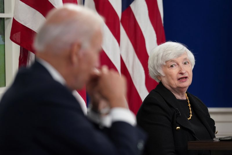 &copy; Reuters.  １０月２４日、イエレン米財務長官（写真右）は米国はインフレのコントロールを失ってはいないと述べ、インフレ率は来年下半期までに正常な水準に戻ると予想した。ホワイトハウスで
