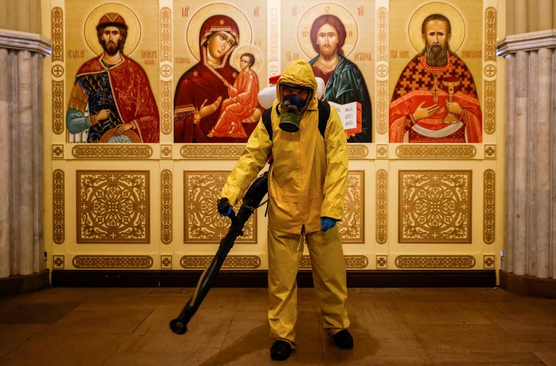 &copy; Reuters.  １０月２４日、ロシア・東欧地域の新型コロナウイルス感染者数が２０００万人を突破したことが、ロイターの集計で判明した。写真は１９日、モスクワの地下鉄駅内にある礼拝所を消毒