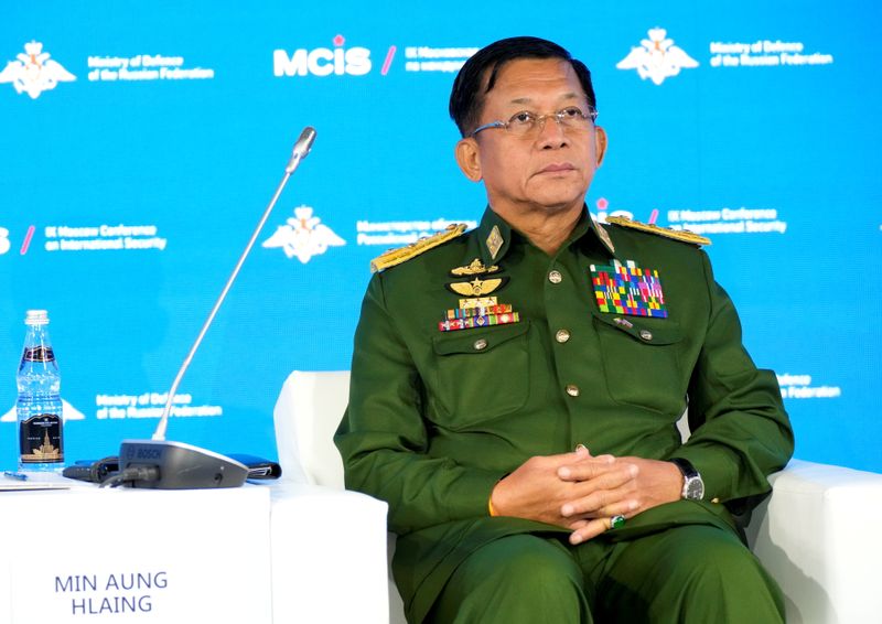 &copy; Reuters.  １０月２４日、 ミャンマーの軍事政権は東南アジア諸国連合（ＡＳＥＡＮ）との間で合意した和平案に可能な限り協力する意向を示した。写真は国軍トップのミン・アウン・フライン総司