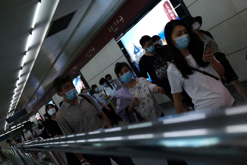 &copy; Reuters. أشخاص يضعون كمامات داخل محطة مترو أنفاق في بكين يوم الثالث من أغسطس آب 2021. تصوير: تينجشو وانغ - رويترز