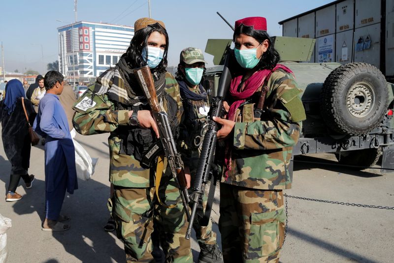 &copy; Reuters. スウェーデンとパキスタンの閣僚は２３日、国際社会が迅速に行動しなければ、アフガニスタンは近く崩壊し混乱に陥ると警告した。写真は、カブール市内の市場で銃を手に持つタリバンの