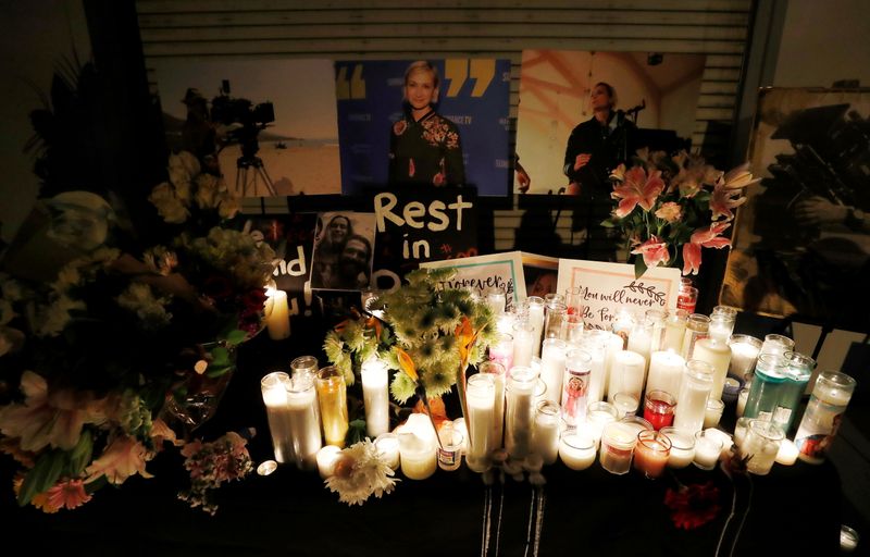 &copy; Reuters. Candles are lighted during a vigil for late cinematographer Halyna Hutchins, who was fatally shot on the film set of "Rust", in Burbank, Los Angeles, California, U.S. October 24, 2021. REUTERS/Mario Anzuoni