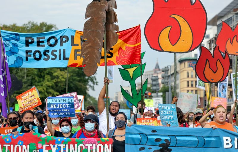 &copy; Reuters. FILE PHOTO: Environmental activists march to the U.S. Capitol during the final day of weeklong climate change protests in Washington, U.S., October 15, 2021. REUTERS/Evelyn Hockstein