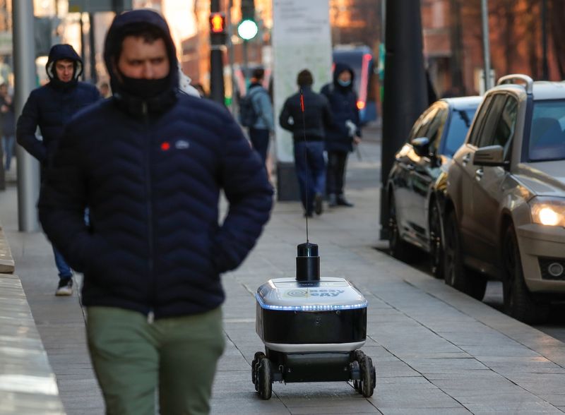 &copy; Reuters. Yandex.Rover, a driverless robot for delivering hot restaurant meals, is seen at a business district in Moscow, Russia December 10, 2020. REUTERS/Evgenia Novozhenina