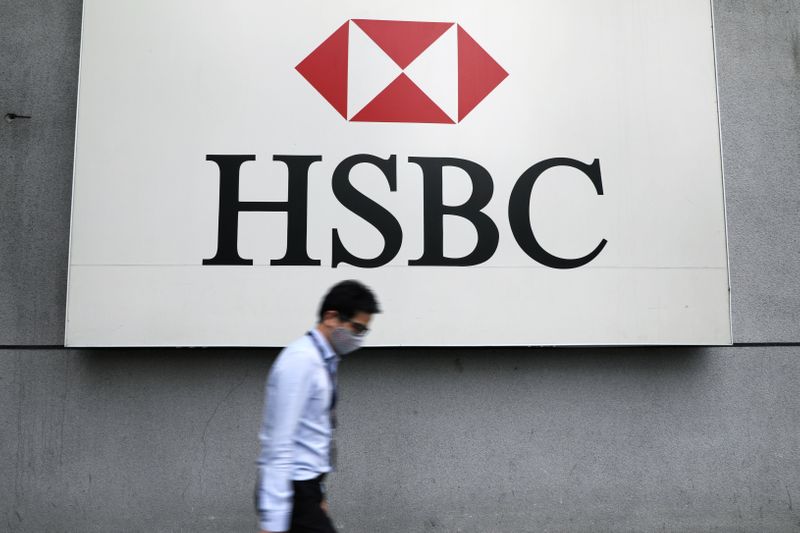 © Reuters. A man wearing a protective mask walks past a logo of HSBC at its headquarters, amid the coronavirus disease (COVID-19) outbreak in Kuala Lumpur, Malaysia September 9, 2020. REUTERS/Lim Huey Teng