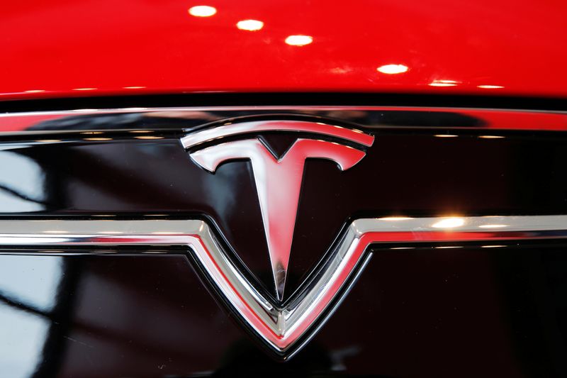 © Reuters. A Tesla logo on a Model S is photographed inside of a Tesla dealership in New York, U.S., April 29, 2016. REUTERS/Lucas Jackson