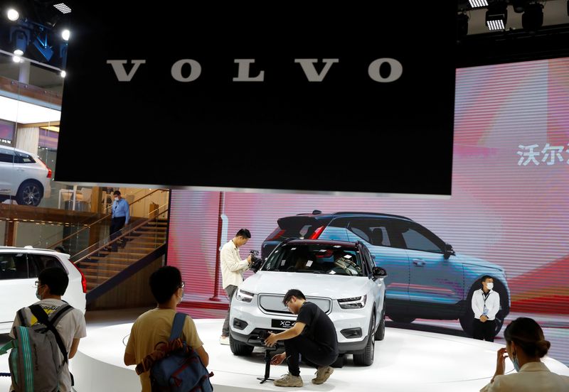 &copy; Reuters. FILE PHOTO: People look at a Volvo XC40 car during the Beijing International Automotive Exhibition, or Auto China show, in Beijing, China September 26, 2020. REUTERS/Thomas Peter