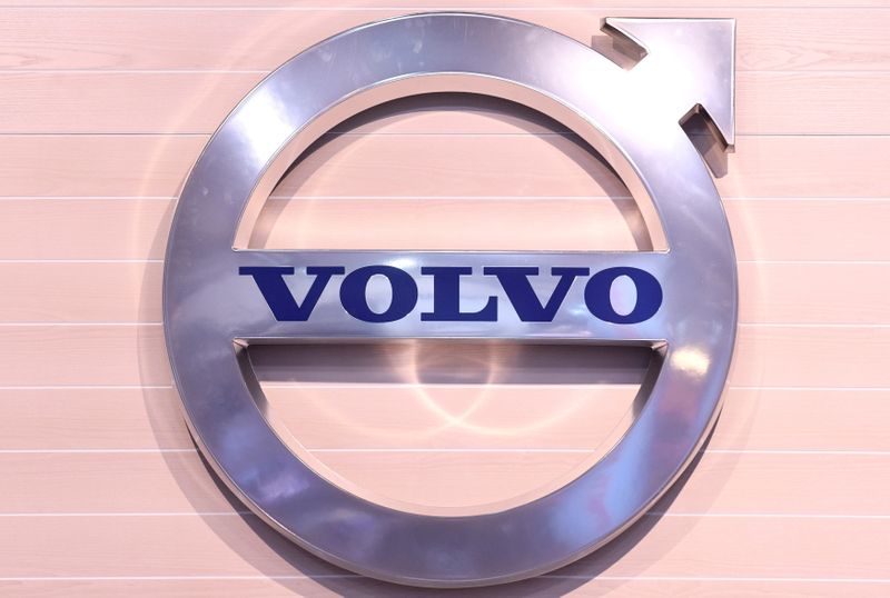 © Reuters. Il logo del produttore di camion svedese Volvo alla fiera IAA di Hannover, il 22 settembre 2016. REUTERS/Fabian Bimmer
