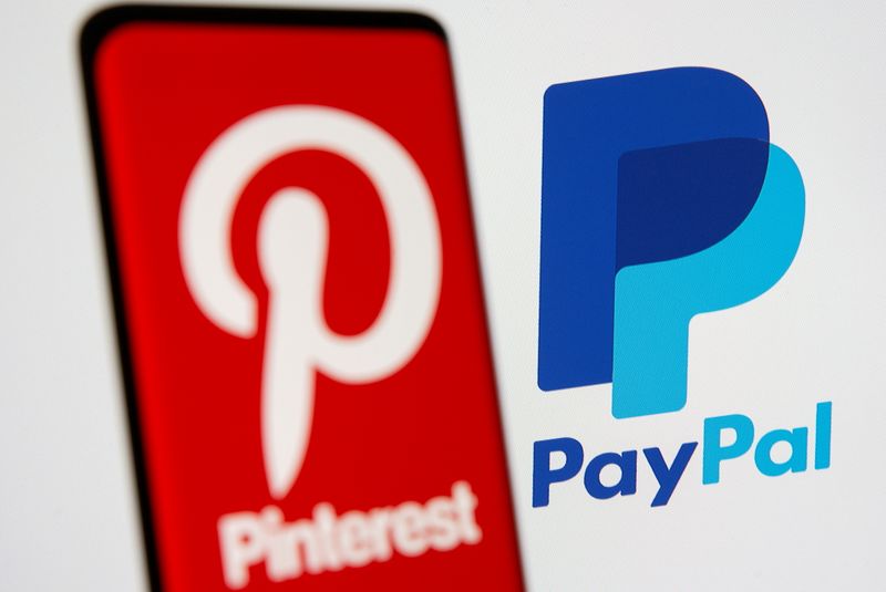&copy; Reuters. Un logo Pinterest su uno smartphone di fronte a un logo PayPal, il 20 ottobre 2021. REUTERS/Dado Ruvic
