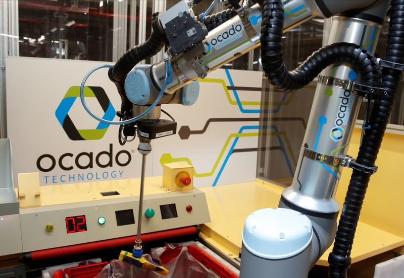&copy; Reuters. A robotic picking machine is seen inside the Ocado warehouse in Erith, London, Britain, October 13, 2021. REUTERS/Paul Childs