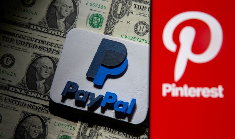 &copy; Reuters. Un logotipo de Pinterest en un smartphone sobre billetes de dólar estadounidense y un logotipo de PayPal impreso en 3D en esta ilustración tomada el 20 de octubre de 2021. REUTERS/Dado Ruvic