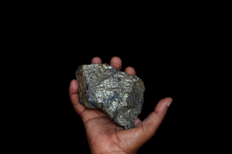 &copy; Reuters. FILE PHOTO: A mine employee shows a piece of copper ore at the Kilembe mines, in the foothills of the Rwenzori Mountains, 497km (309 miles) west of Uganda's capital Kampala, January 31, 2013. REUTERS/James Akena