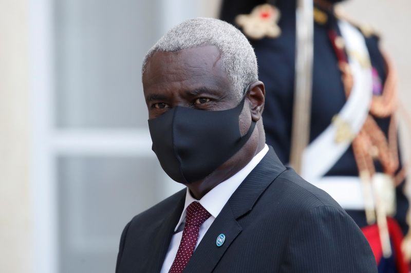 &copy; Reuters. رئيس مفوضية الاتحاد الأفريقي موسى فقي محمد في باريس يوم 17 مايو ايار 2021. تصوير: جونزالو فينتس - رويترز.