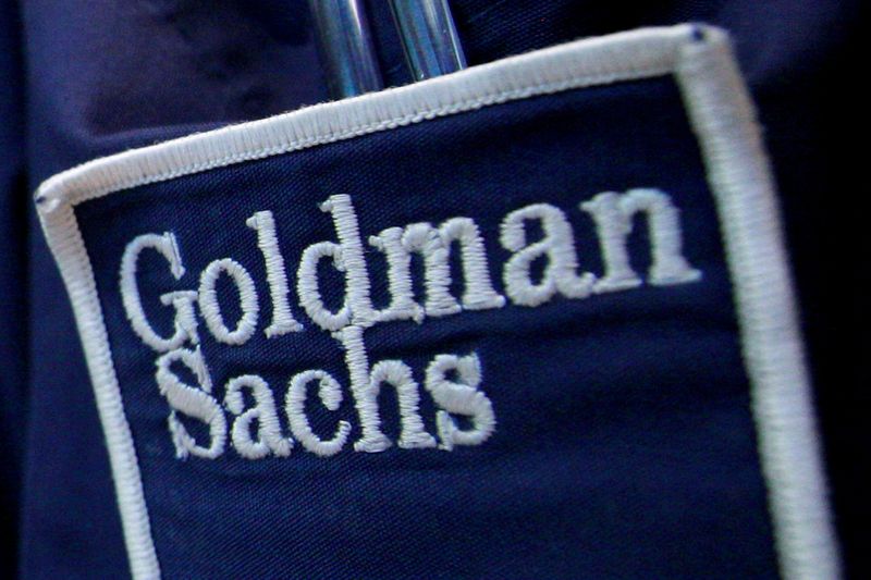 &copy; Reuters. Il logo Goldman Sachs cucito sulla camicia di un trader presso la borsa di New York. REUTERS/Brendan McDermid