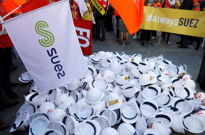 &copy; Reuters. FILE PHOTO: Employees of Suez demonstrate in front of Engie headquarters at La Defense business and financial district in Courbevoie near Paris, France, September 22, 2020. REUTERS/Charles Platiau/File Photo