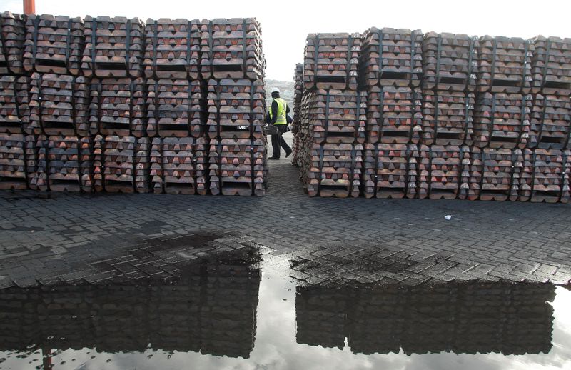 &copy; Reuters. IMAGEN DE ARCHIVO REFERENCIAL. Un trabajador supervisando un cargamento de cobre en el puerto chileno de Valparaíso