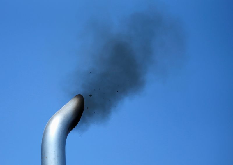 &copy; Reuters. FILE PHOTO: A truck engine is tested for pollution exiting its exhaust pipe near the Mexican-U.S. border in Otay Mesa, California September 10, 2013. REUTERS/Mike Blake