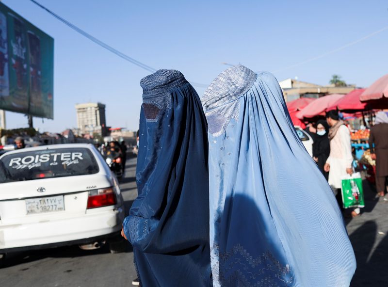 &copy; Reuters. FILE PHOTO: Afghan women walk down a street in Kabul, Afghanistan, September 16, 2021. Picture taken on September 16, 2021. WANA (West Asia News Agency) via REUTERS/File Photo