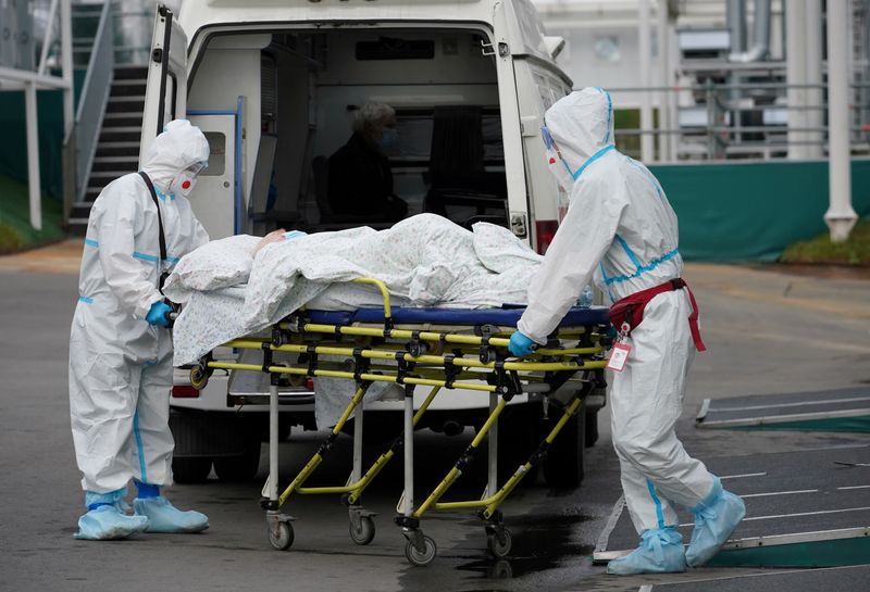 &copy; Reuters. FILE PHOTO: Medical specialists transport a patient outside a hospital for people infected with the coronavirus disease (COVID-19) in Moscow, Russia October 13, 2021. REUTERS/Tatyana Makeyeva/File Photo