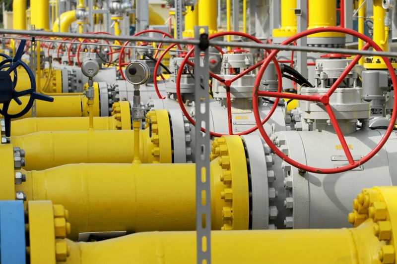 &copy; Reuters. Valves and pipelines are pictured at the Gaz-System gas distribution station in Gustorzyn, central Poland, September 12, 2014. Poland resumed natural gas deliveries to Ukraine on Friday after receiving a pledge that Russia's Gazprom would deliver requeste