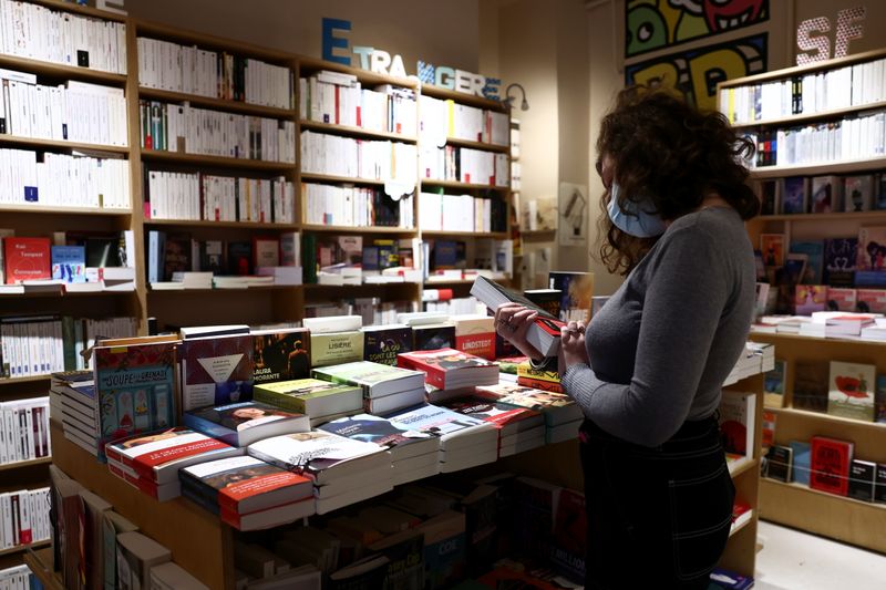 &copy; Reuters. Le combat entre David le libraire indépendant et Goliath le géant du numérique se poursuit en France, où plus de 3.000 librairies de quartier résistent aux assauts d'Amazon avec la complicité active du gouvernement et du législateur. /Photo prise l