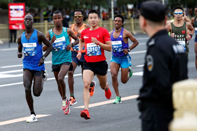 &copy; Reuters. Le marathon de Pékin, prévu les 29 et 30 octobre, a été reporté et les mesures sanitaires dans la capitale chinoise ont été renforcées pour limiter les infections par le coronavirus SARS-CoV-2, en hausse à quelques mois des Jeux olympiques d'hive