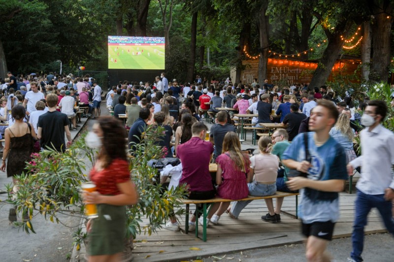 © Reuters. Pessoas assistem a jogo de futebol no jardim do Cafe am Neuen See em Berlim, Alemanha
11/06/2021 REUTERS/Annegret Hilse