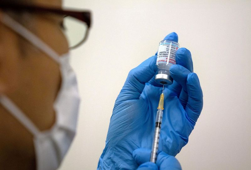 &copy; Reuters. FOTO DE ARCHIVO: Un trabajador médico prepara una dosis de la vacuna de Moderna contra la COVID-19 en Tokio, Japón, el 24 de mayo de 2021. Carl Court/Pool vía REUTERS