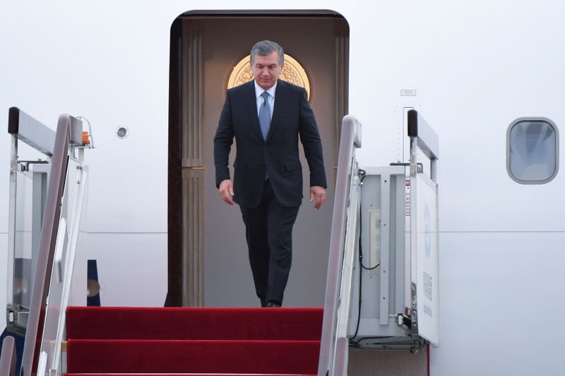 &copy; Reuters. Uzbekistan's President Shavkat Mirziyoyev walks out from the airplane upon his arrival at Qingdao Liuting International Airport in Qingdao, Shandong province, China, June 8, 2018. Wang Zhao/Pool via Reuters