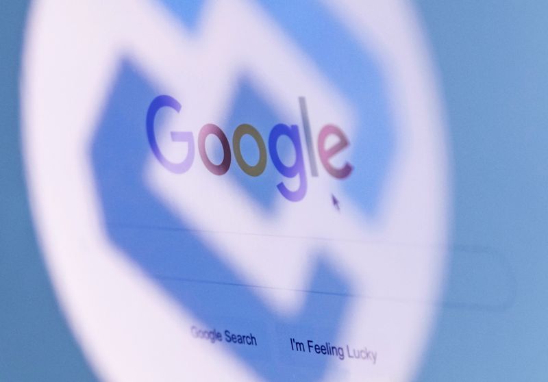 © Reuters. FILE PHOTO: The logo of Russia's state communications regulator, Roskomnadzor, is reflected in a laptop screen showing Google start page, in this picture illustration taken May 27, 2021. REUTERS/Maxim Shemetov/Illustration/File Photo