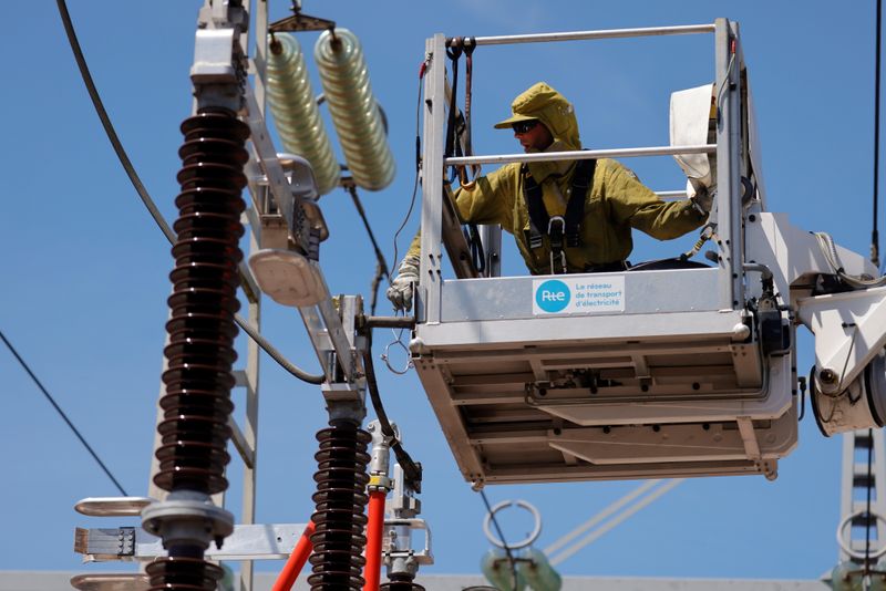 &copy; Reuters. Imagen de archivo de un técnico que utiliza un traje de protección mientras trabaja en una línea de alta tensión de 250.000 voltios de una subestación eléctrica de la RTE (Red de Transmisión de Electricidad) en Grande-Synthe, Francia. 1 julio, 2021
