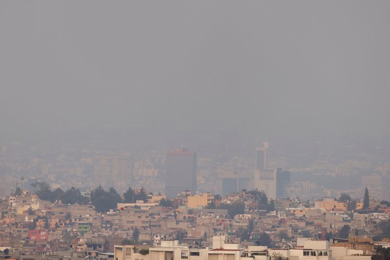&copy; Reuters. Visão geral de edifícios e casas durante altos níveis de poluição na Cidade do México. 22 de abril de 2021. REUTERS/Carlos Jasso