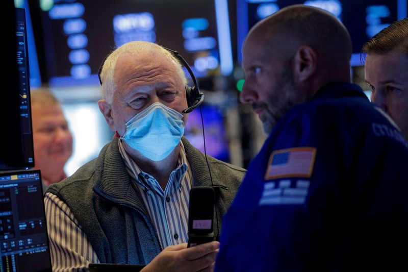 © Reuters. FILE PHOTO: Traders work on the floor of the New York Stock Exchange (NYSE) in New York City, U.S., October 6, 2021.  REUTERS/Brendan McDermid/File Photo