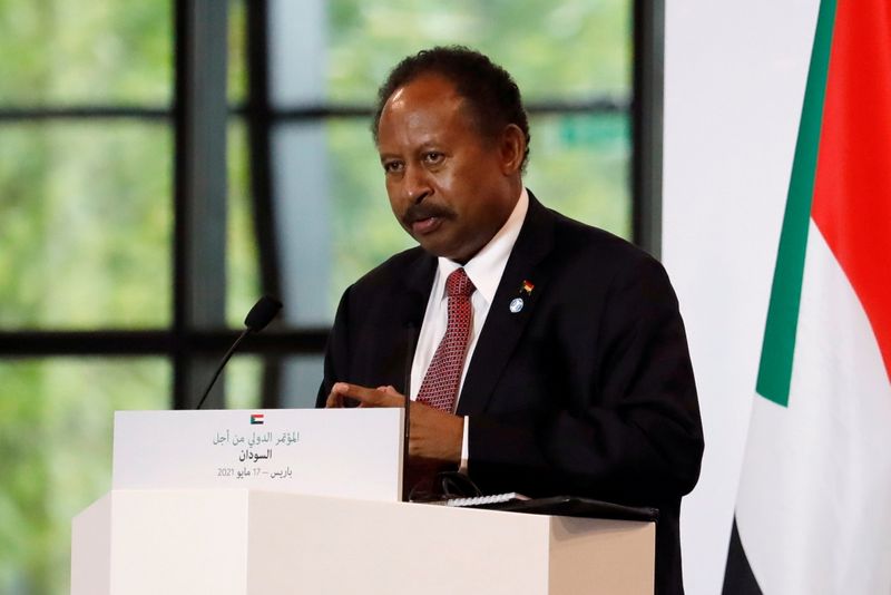 © Reuters. Il Primo ministro del Sudan Abdalla Hamdok ad una conferenza stampa durante la Conferenza Internazionale in supporto del Sudan a Parigi. 1 maggio 2021. REUTERS/Sarah Meyssonnier/File Photo