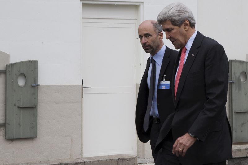 © Reuters. صورة من ارشيف رويترز لروبرت مالي المبعوث الأمريكي الخاص لشؤون إيران (إلى اليسار).
