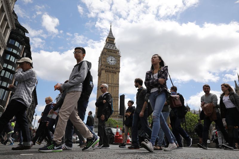 &copy; Reuters. 英財務省は、年齢２３歳以上の最低賃金を時間当たり８．９１ポンドから９．５ポンド（１３．０６ドル）に引き上げる方針を表明した。写真は２０１７年、ロンドンで撮影（２０２１年　