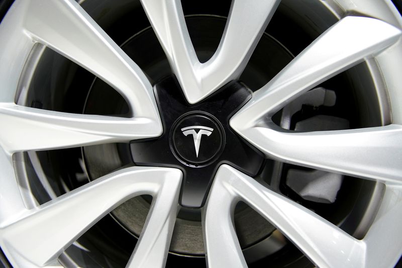 © Reuters. FILE PHOTO: A Tesla logo is seen on a wheel rim during the media day for the Shanghai auto show in Shanghai, China April 16, 2019. REUTERS/Aly Song/File Photo