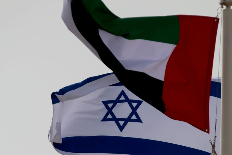 &copy; Reuters. العلمان الإماراتي والإسرائيلي في صورة من أرشيف رويترز.