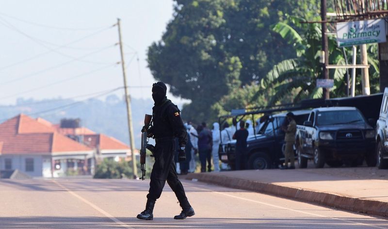 &copy; Reuters. شرطي يؤمن موقع انفجار في ضاحية شمال العاصمة كمبالا بأوغندا يوم 24 أكتوبر تشرين الأول 2021. تصوير أبو بكر لوبوا - رويترز.