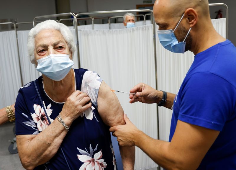 &copy; Reuters. FILE PHOTO: An elderly woman receives a coronavirus disease (COVID-19) vaccine booster coinciding with the flu vaccination campaign in Seville, Spain October 18, 2021. REUTERS/Marcelo del Pozo