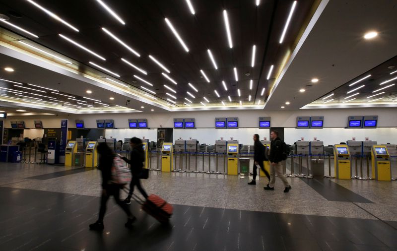 &copy; Reuters. FILE PHOTO: People walk in front of  closed counters during a a one-day nationwide strike at Jorge Newbery airport, in Buenos Aires, Argentina May 29 2019. REUTERS/Agustin Marcarian