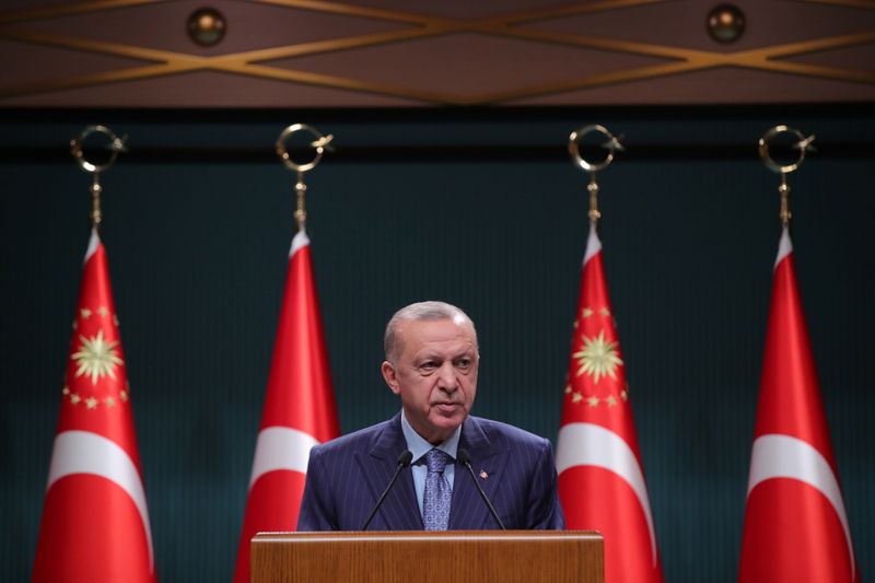 © Reuters. Turkish President Tayyip Erdogan addresses the media after a cabinet meeting in Ankara, Turkey, October 25, 2021. Murat Cetinmuhurdar/PPO/Handout via REUTERS 