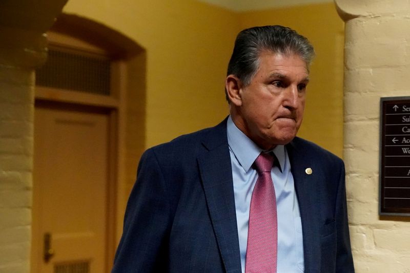 © Reuters. FILE PHOTO: U.S. Senator Joe Manchin (D-WV) walks through the U.S. Capitol in Washington, U.S., October 21, 2021. REUTERS/Elizabeth Frantz