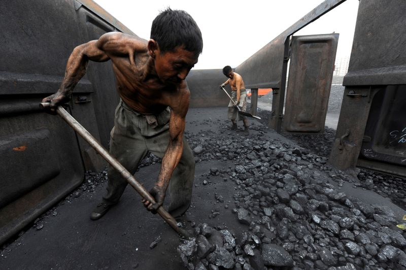 &copy; Reuters. صورة من أرشيف رويترز لعمال يقومون بتفريغ حمولة من الفحم في موقع تخزين في خيفي بمقاطعة آنهوي الصينية.