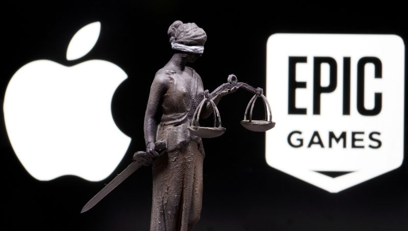 &copy; Reuters. FOTO DE ARCHIVO: Figura de la justicia impresa en 3D delante de los logotipos de Apple y Epic Games