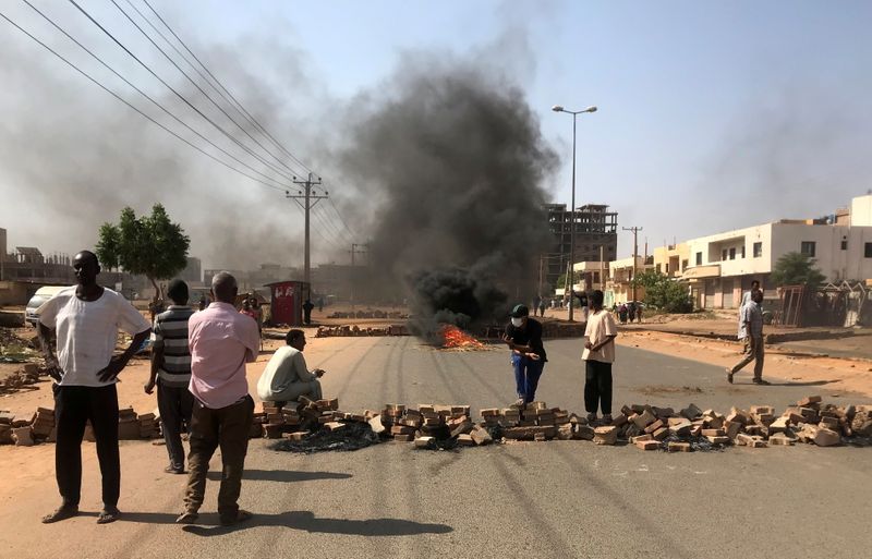 © Reuters. محتجون يغلقون طريقا في الخرطوم يوم الاثنين. تصوير: محمد نور الدين عبد الله - رويترز. 