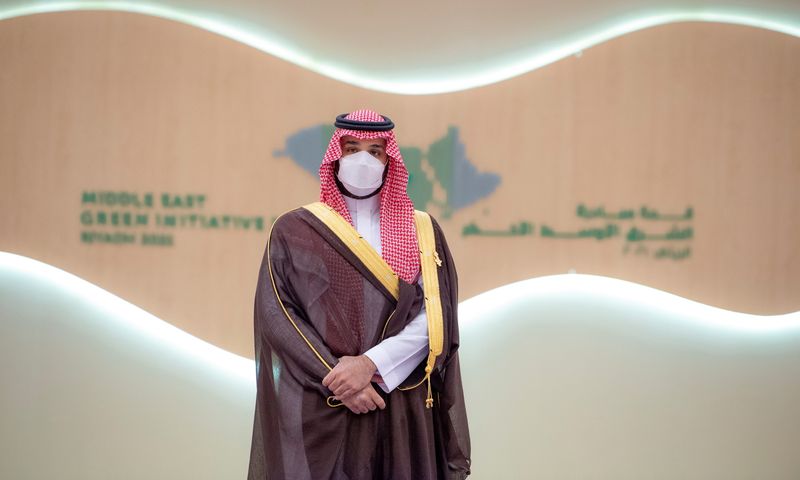 &copy; Reuters. サウジアラビアのムハンマド・ビン・サルマン皇太子（写真）は２５日、地域の炭素排出削減への取り組みの一環として、投資ファンドとクリーンエネルギー事業向けに３９０億リヤル（１